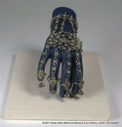 hand and wrist ornament (hathphul)