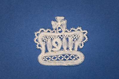 East Devon (Honiton) bobbin lace crown motif, coronation commemorative, George V